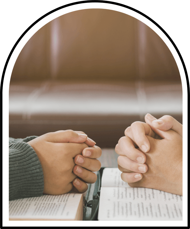2 people praying together
